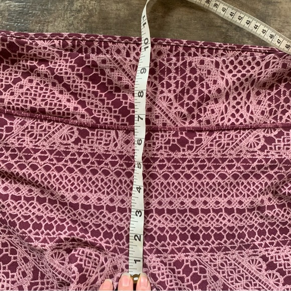 Fabletics lace capris pink and burgundy leggings - Picture 9 of 11